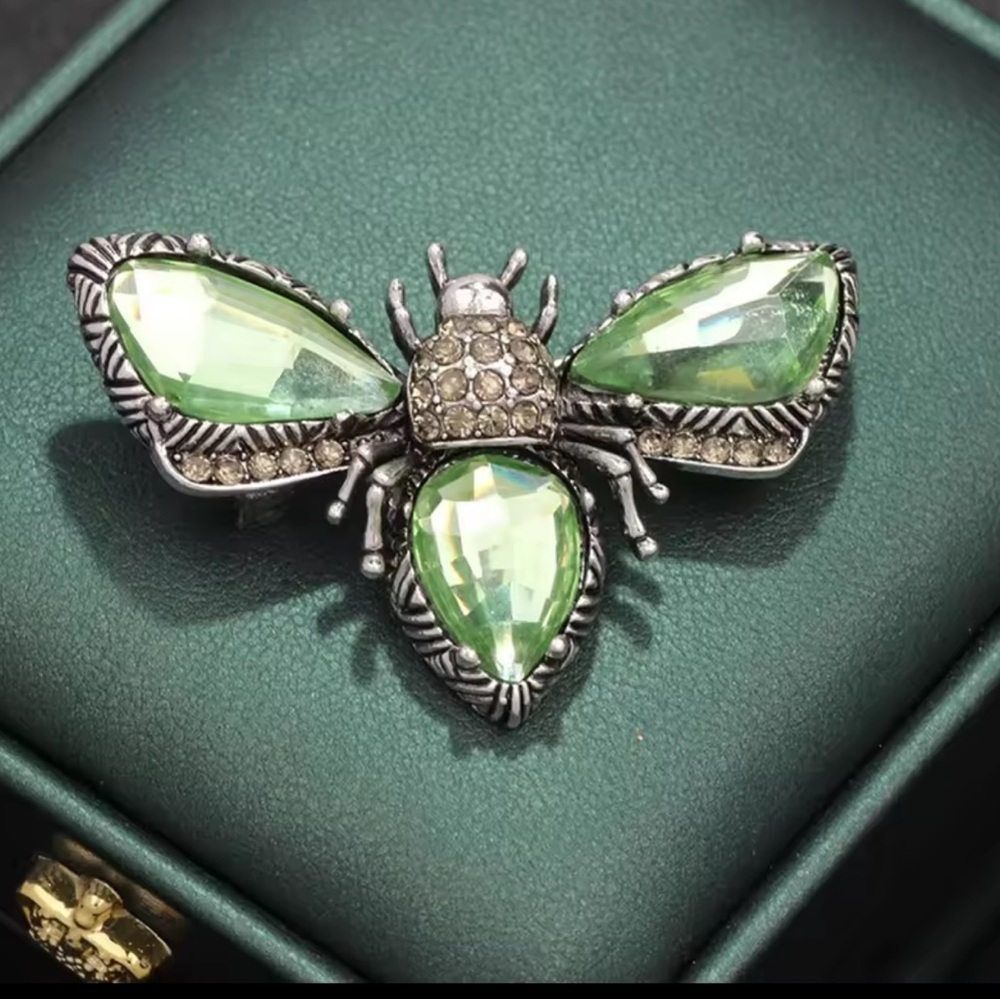 Vintage Green Crystal Bee Brooch – Elegant Antique Silver Insect Pin Jewelry